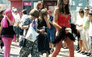 国外街拍打喷嚏恶搞视频，各国人打喷嚏的短视频