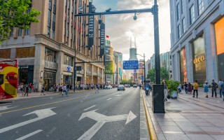 街头倒水恶搞视频，倒水搞笑视频