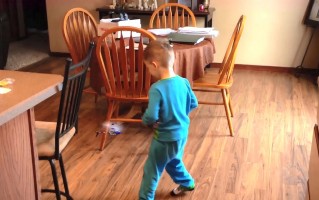 国外恶搞搜身视频，国外恶搞路人搞笑视频