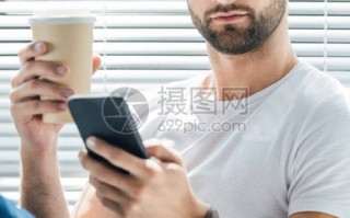 男人带咖啡色眼镜怎么样，男人带咖啡色眼镜怎么样好看